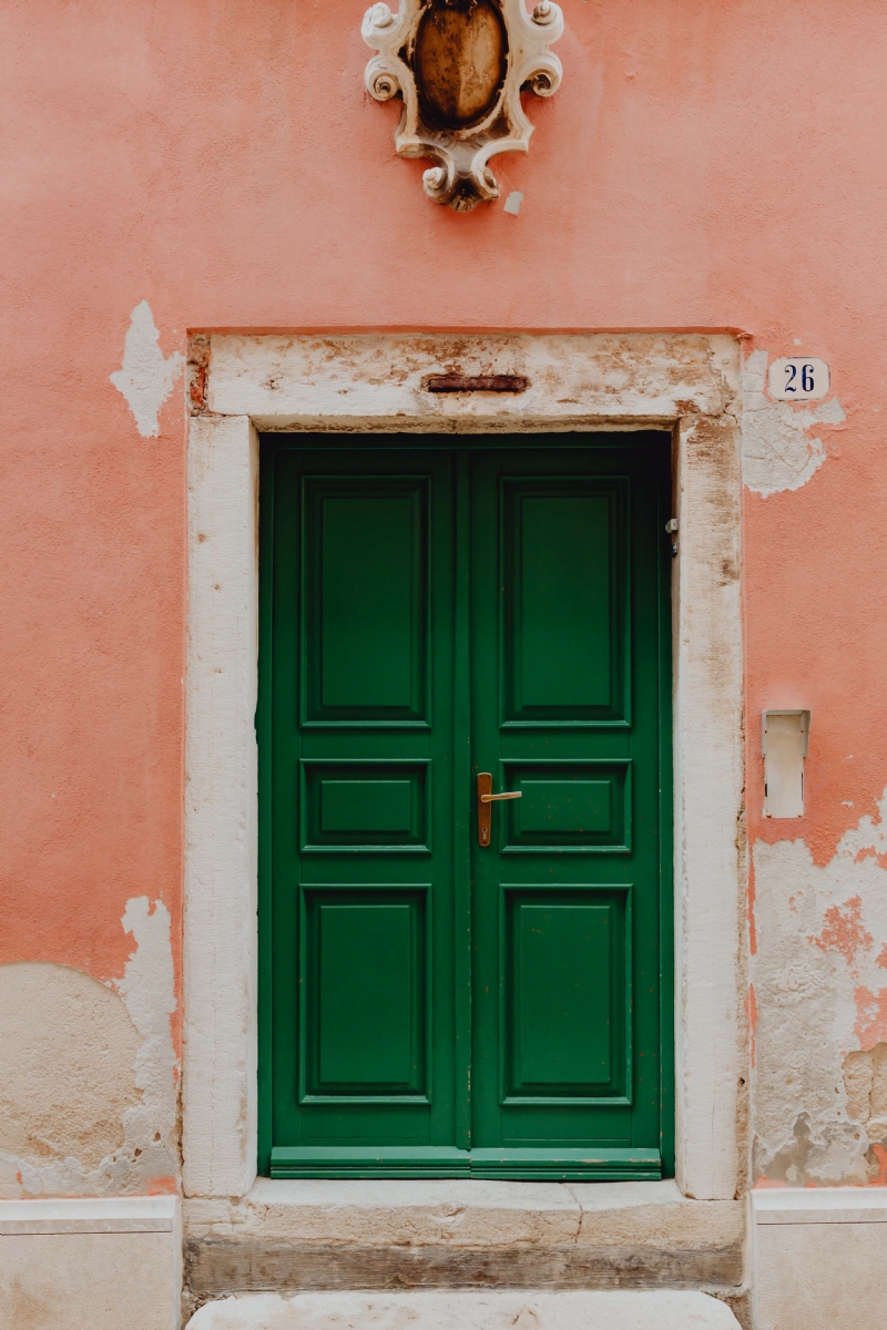 kaboompics_Pastel pink building with green doors, Rovinj, Croatia.jpg 建筑参考,局部元素,外墙,