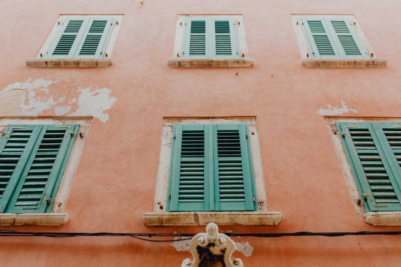 kaboompics_Pastel pink building with green shutters, Rovinj, Croatia.jpg 建筑参考,局部元素,外墙,