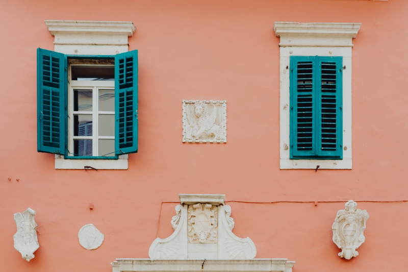 kaboompics_Pastel pink building with turquoise shutters, Rovinj, Croatia.jpg 建筑参考,局部元素,外墙,