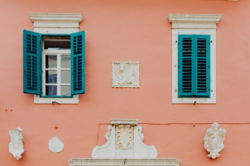 外墙 kaboompics_Pastel pink building with turquoise shutters, Rovinj, Croatia.jpg