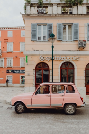 外墙 kaboompics_Pink Renault 4 on the street in the city of Rovinj, Croatia-2.jpg