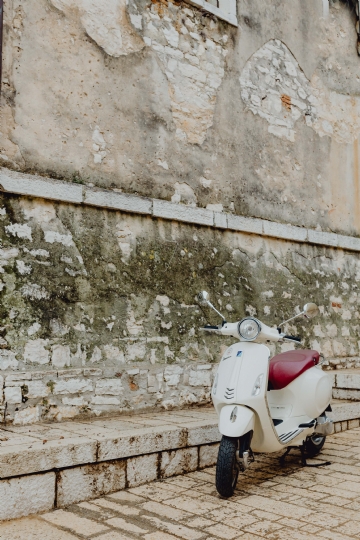 外墙 kaboompics_Scooter parked by an old stone building, Rovinj, Croatia.jpg