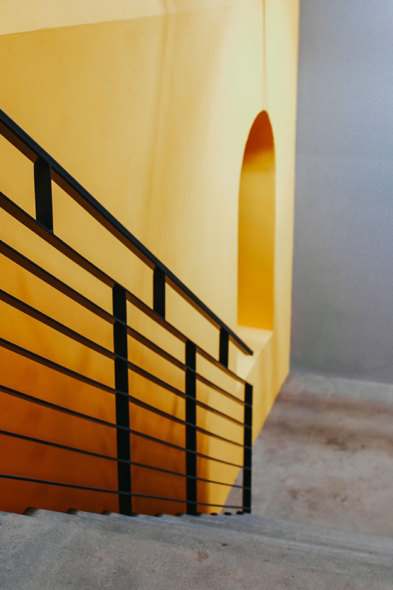 kaboompics_Staircase by a yellow wall.jpg 建筑参考,局部元素,外墙,