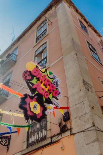 外墙 kaboompics_Streets decorated for the Saint Anthony Feast in Bairro Alto, Lisbon, Portugal.jpg