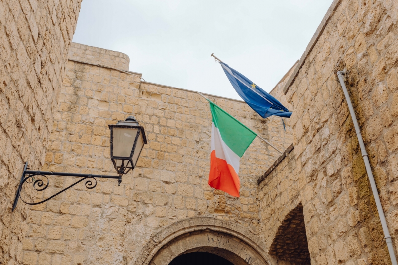 kaboompics_The flag of Italy and the European Union at the castle dell'Ovo.jpg 建筑参考,局部元素,外墙,