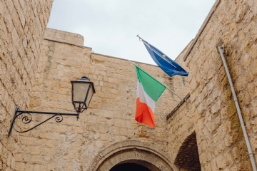 外墙 kaboompics_The flag of Italy and the European Union at the castle dell'Ovo.jpg