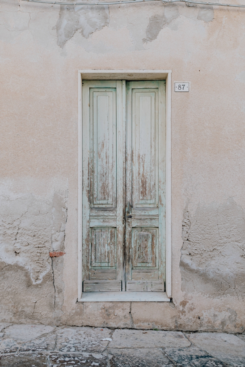 kaboompics_The old, scratched-up door.jpg 建筑参考,局部元素,外墙,