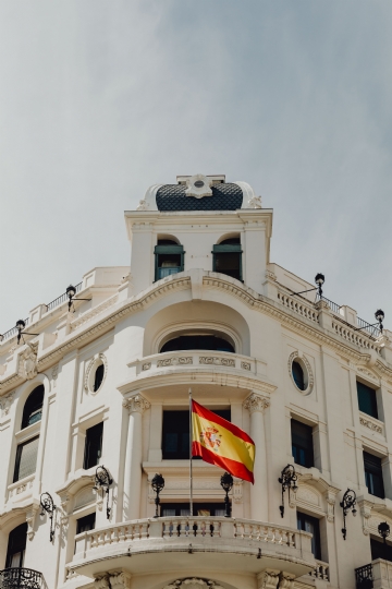 外墙 kaboompics_The Spanish flag on a building in Madrid, Spain.jpg