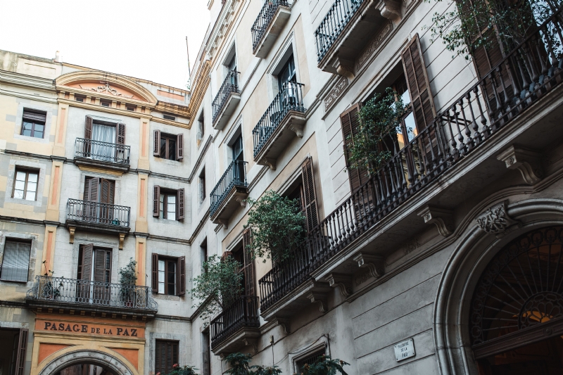 kaboompics_Townhouses in Barcelona, Spain.jpg 建筑参考,局部元素,外墙,