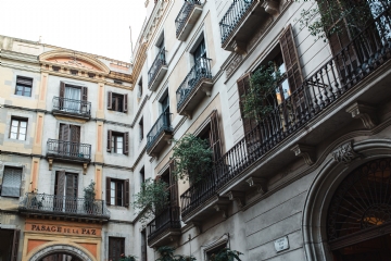 外墙 kaboompics_Townhouses in Barcelona, Spain.jpg