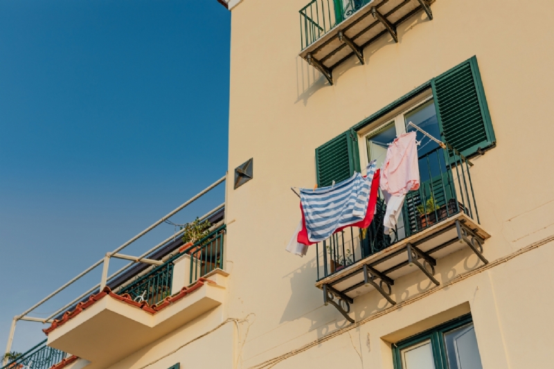 kaboompics_Typical Italian balcony in an old house with drying laundry-2.jpg 建筑参考,局部元素,外墙,