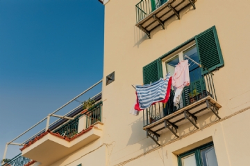 外墙 kaboompics_Typical Italian balcony in an old house with drying laundry-2.jpg