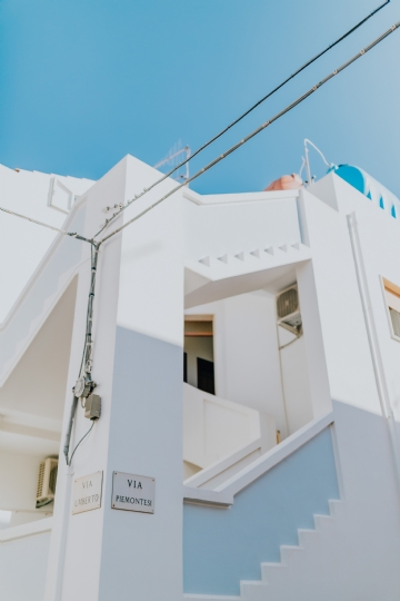 外墙 kaboompics_White and blue building.jpg