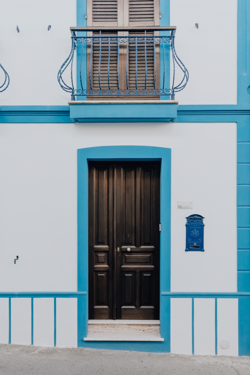 kaboompics_White and blue house with beautiful wooden doors.jpg 建筑参考,局部元素,外墙,