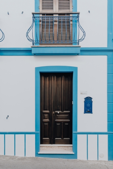 外墙 kaboompics_White and blue house with beautiful wooden doors.jpg