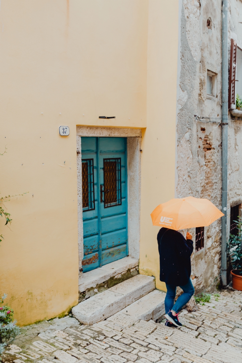 kaboompics_Woman with a yellow umbrella, Rovinj, Croatia.jpg 建筑参考,局部元素,外墙,