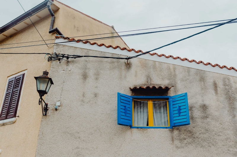 kaboompics_Yellow window with blue shutters, Rovinj, Croatia.jpg 建筑参考,局部元素,外墙,