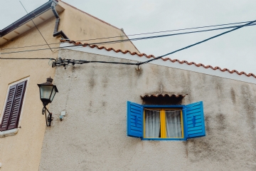 外墙 kaboompics_Yellow window with blue shutters, Rovinj, Croatia.jpg