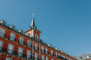 公共建筑 kaboompics_Plaza Mayor with statue of King Philips III in Madrid, Spain.jpg