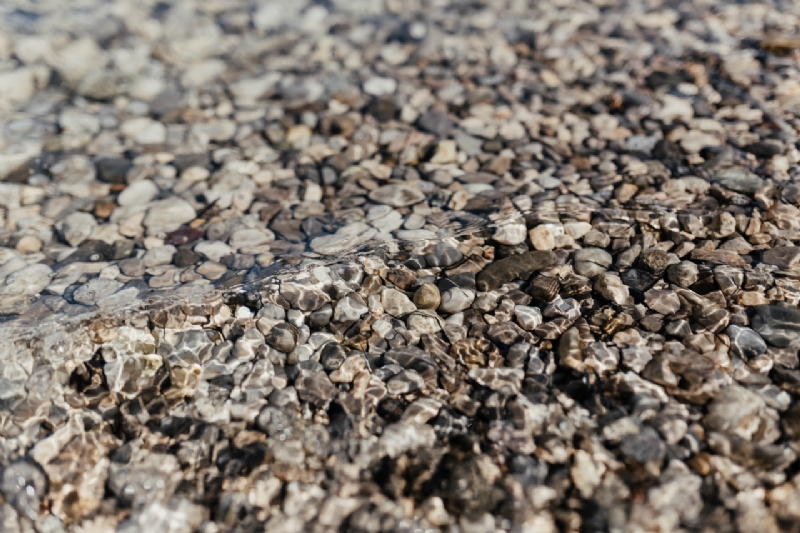 kaboompics_A close-up of stones in turquoise water, Isola, Slovenia-2.jpg 方案配图,色彩意境,褐色,