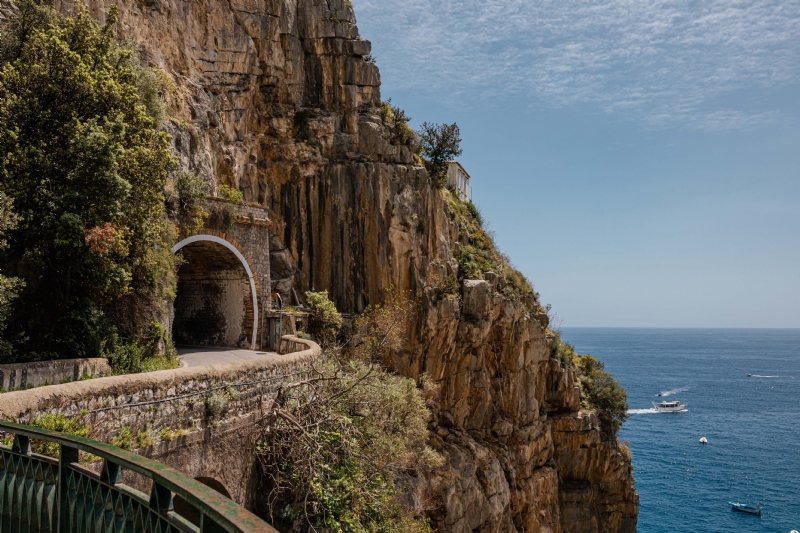 kaboompics_A tunnel up and a view of the sea.jpg 方案配图,色彩意境,褐色,