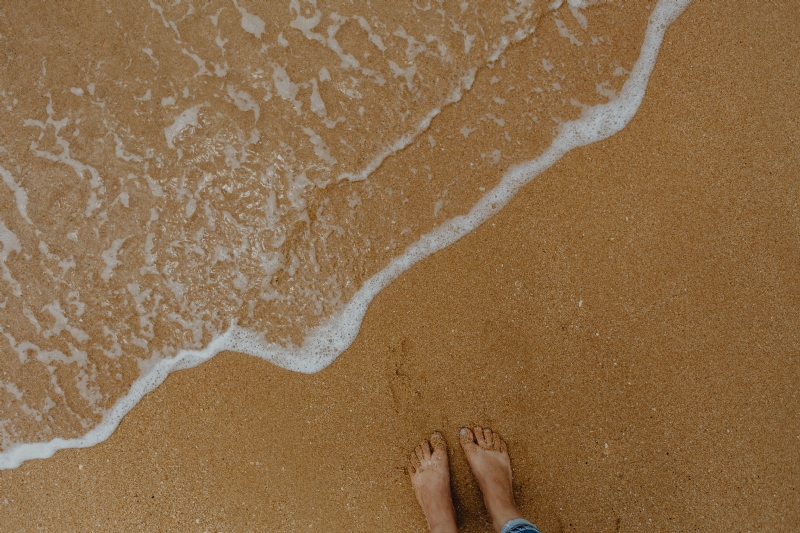 kaboompics_Closeup of sand, feet and small wave.jpg 方案配图,色彩意境,褐色,