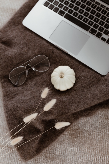 褐色 kaboompics_Laptop, glasses & small white pumpkin.jpg