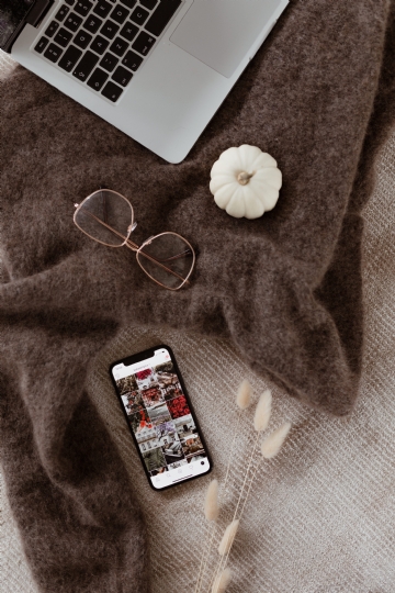 褐色 kaboompics_Laptop, glasses, small white pumpkin and iPhone X.jpg