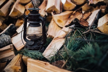 褐色 kaboompics_Old paraffin lamp and wood.jpg