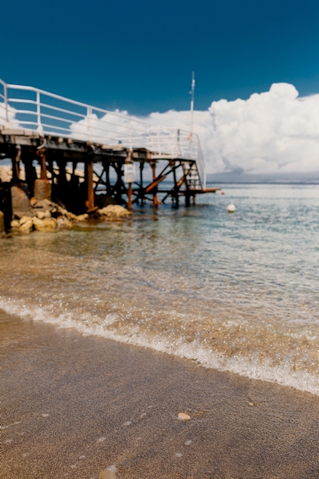 褐色 kaboompics_Pier at sea.jpg