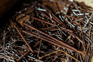 褐色 kaboompics_Pile of old nails.jpg