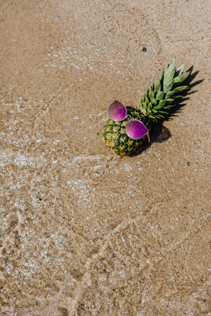 kaboompics_Pineapple on the beach-2.jpg 方案配图,色彩意境,褐色,