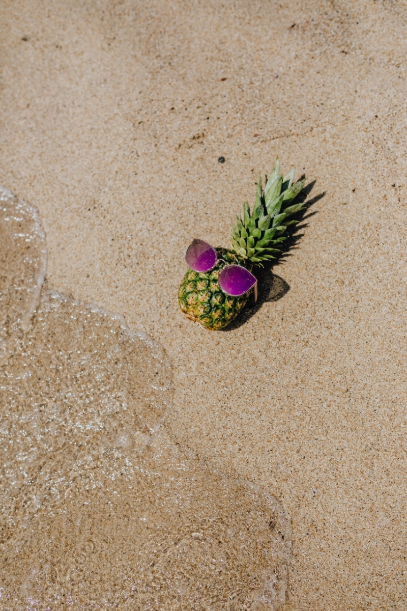 kaboompics_Pineapple with sunglasses on the beach-2.jpg 方案配图,色彩意境,褐色,