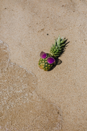 褐色 kaboompics_Pineapple with sunglasses on the beach-2.jpg