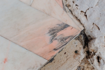 褐色 kaboompics_Pink marble floor on the terrace at the seaside, Rovinj, Croatia.jpg