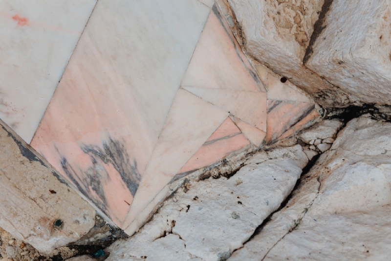 kaboompics_Pink marble floor on the terrace at the seaside, Rovinj, Croatia-2.jpg 方案配图,色彩意境,褐色,