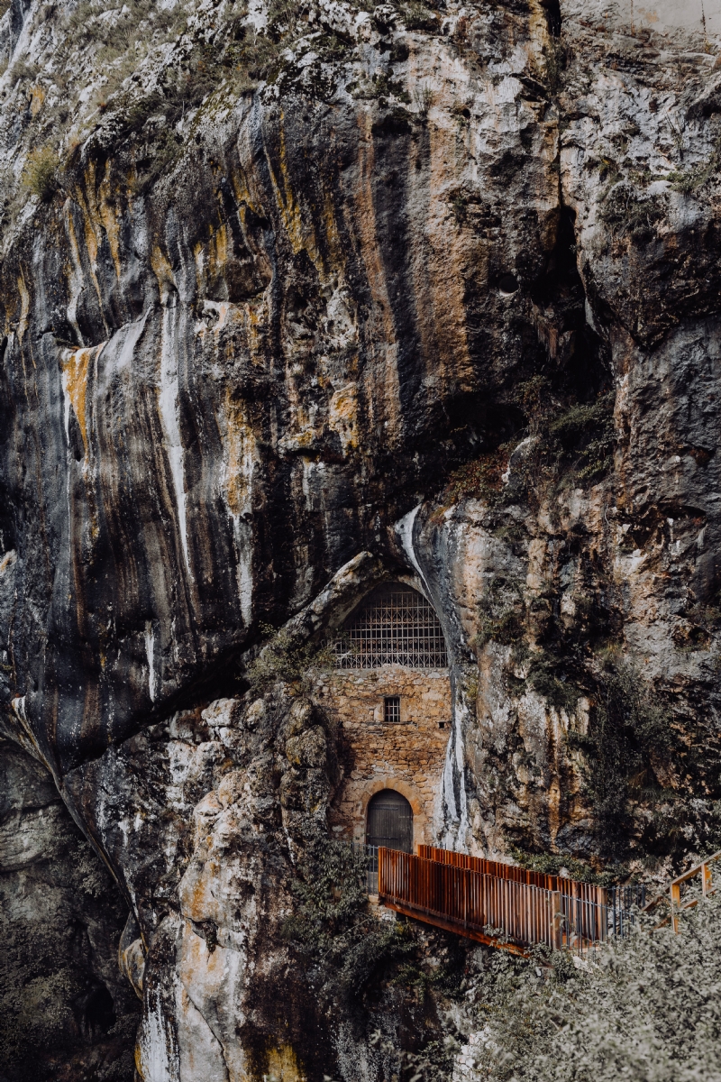 kaboompics_Predjama castle at the cave mouth in Postojna, Slovenia.jpg 方案配图,色彩意境,褐色,