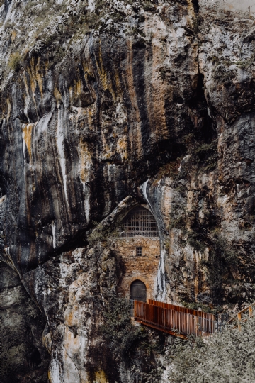 褐色 kaboompics_Predjama castle at the cave mouth in Postojna, Slovenia.jpg