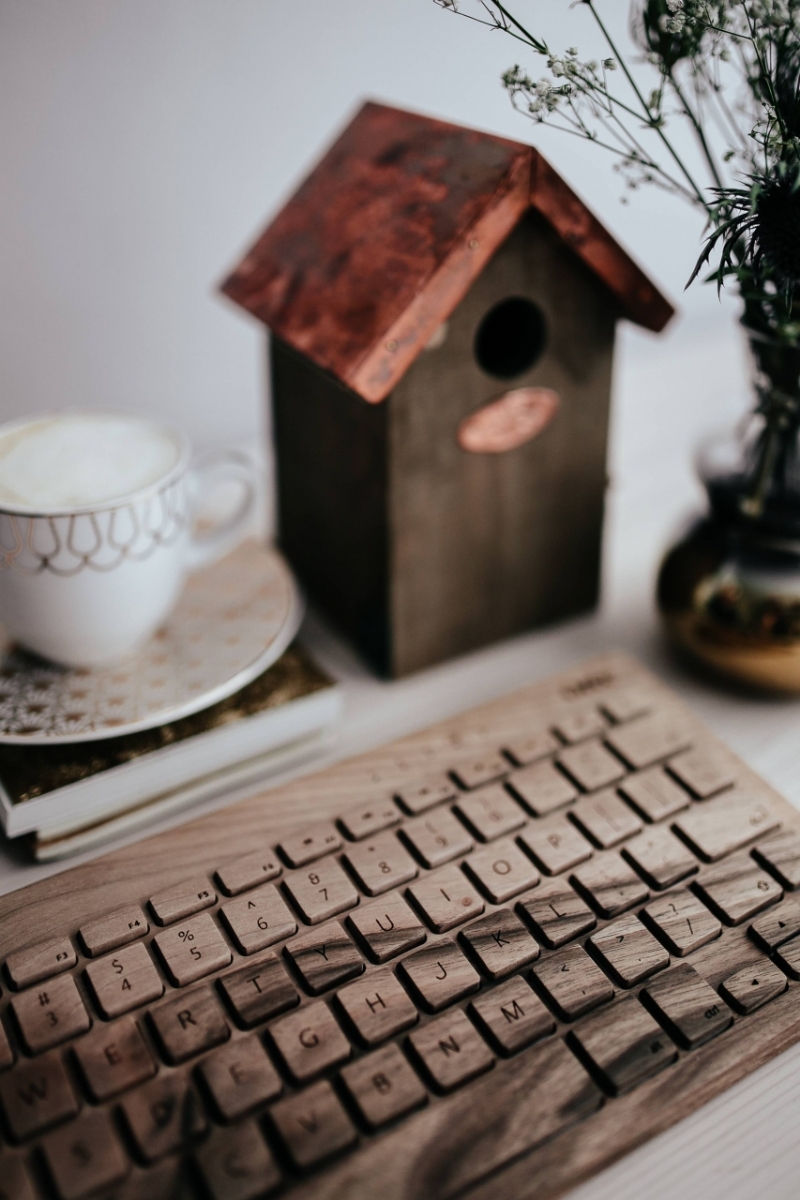 kaboompics_Wooden keyboard and cup of coffee-2.jpg 方案配图,色彩意境,褐色,