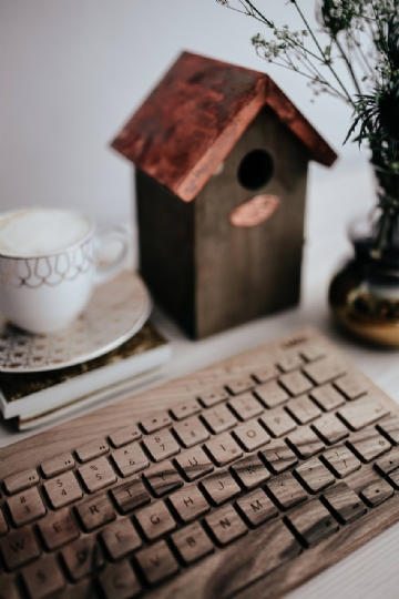 褐色 kaboompics_Wooden keyboard and cup of coffee-2.jpg