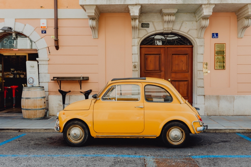 kaboompics_Classic Fiat 500 car parked on the street in the town of Trieste, Italy.jpg 方案配图,色彩意境,黄色,