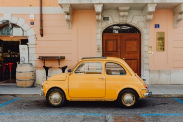 黄色 kaboompics_Classic Fiat 500 car parked on the street in the town of Trieste, Italy.jpg