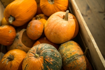 黄色 kaboompics_Close-ups of pumpkins in a wooden box-2.jpg