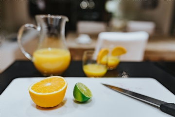 黄色 kaboompics_Freshly squeezed fruit juice.jpg
