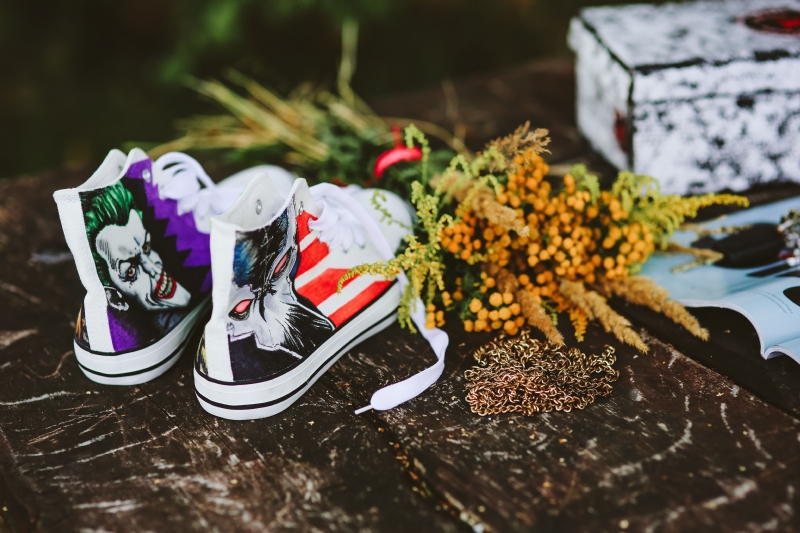 kaboompics_Yellow flowers with comic book sneakers.jpg 方案配图,色彩意境,黄色,