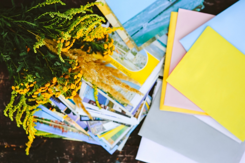 kaboompics_Yellow flowers with postcards and colourful envelopes.jpg 方案配图,色彩意境,黄色,