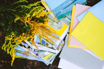 黄色 kaboompics_Yellow flowers with postcards and colourful envelopes.jpg