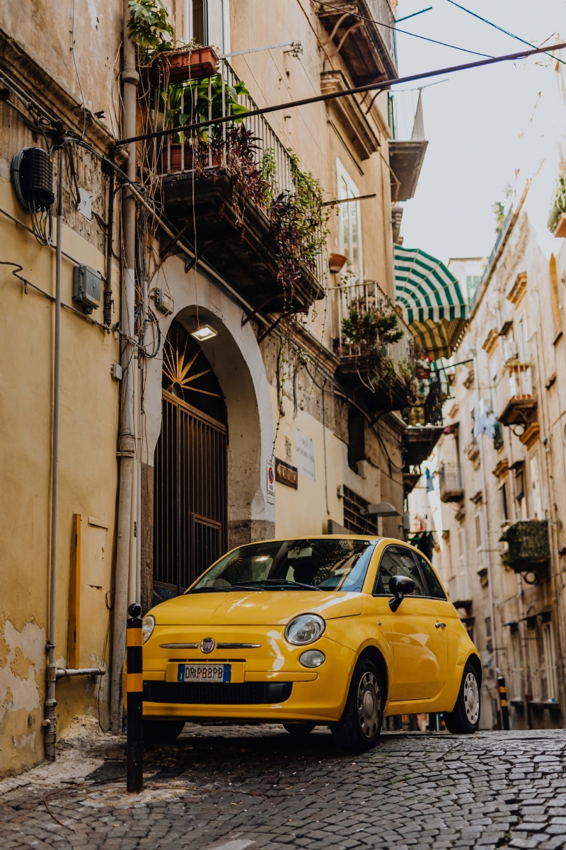 kaboompics_Yellow modern little car, Fiat 500, parked on a street in Naples.jpg 方案配图,色彩意境,黄色,