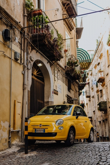 黄色 kaboompics_Yellow modern little car, Fiat 500, parked on a street in Naples.jpg