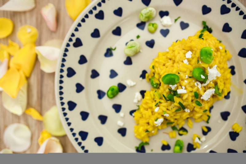 kaboompics_Yellow rice with greens on a cute plate with blue hearts and a table decorated with flower petals.jpg 方案配图,色彩意境,黄色,